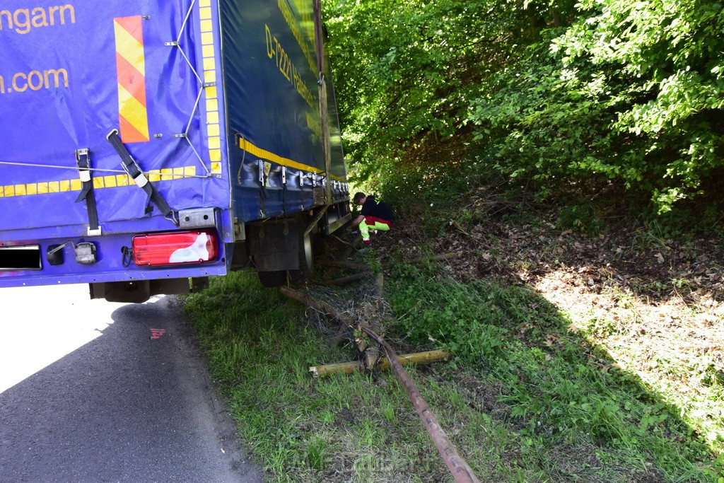 LKW in Boeschung A 3 Rich Frankfurt Hoehe Roesrath Lohmar P178.JPG - Miklos Laubert